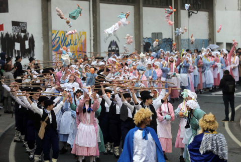 Las calles de Bera de Bidasoa acogieron este domingo, 19 de febrero,. las celebraciones del Carnaval.