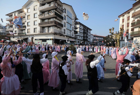 Las calles de Bera de Bidasoa acogieron este domingo, 19 de febrero,. las celebraciones del Carnaval.