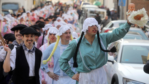 Las calles de Bera de Bidasoa acogieron este domingo, 19 de febrero,. las celebraciones del Carnaval.