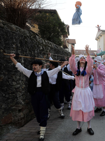 Las calles de Bera de Bidasoa acogieron este domingo, 19 de febrero,. las celebraciones del Carnaval.