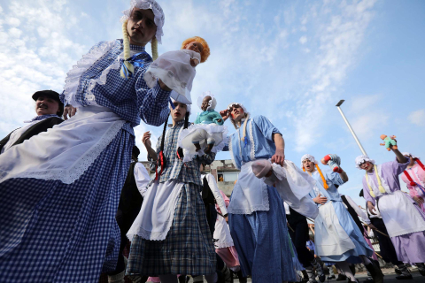 Las calles de Bera de Bidasoa acogieron este domingo, 19 de febrero,. las celebraciones del Carnaval.