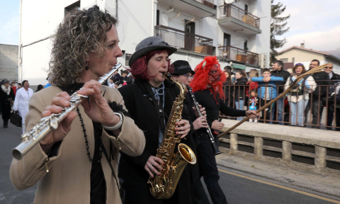 Las calles de Bera de Bidasoa acogieron este domingo, 19 de febrero,. las celebraciones del Carnaval.