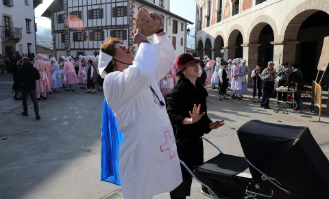 Las calles de Bera de Bidasoa acogieron este domingo, 19 de febrero,. las celebraciones del Carnaval.