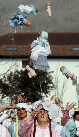 Las calles de Bera de Bidasoa acogieron este domingo, 19 de febrero,. las celebraciones del Carnaval.