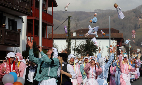 Las calles de Bera de Bidasoa acogieron este domingo, 19 de febrero,. las celebraciones del Carnaval.