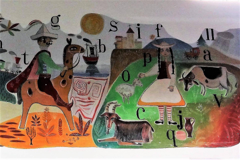 Dibujos de la artista 'Pitti' Bartolozzi en el aula de Maristas, despegados para su traslado a civivox Ensanche.