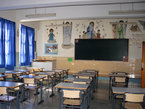 Dibujos de la artista 'Pitti' Bartolozzi en el aula de Maristas, despegados para su traslado a civivox Ensanche.