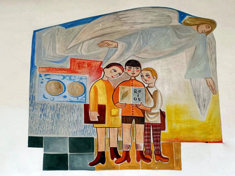 Dibujos de la artista 'Pitti' Bartolozzi en el aula de Maristas, despegados para su traslado a civivox Ensanche.