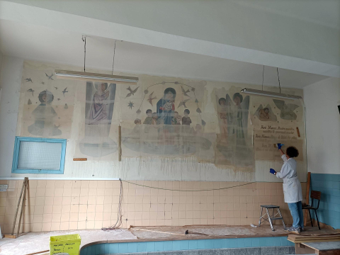 Dibujos de la artista 'Pitti' Bartolozzi en el aula de Maristas, despegados para su traslado a civivox Ensanche.