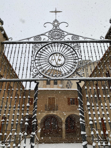 Fotos de la nevada de este lunes en la basílica del Puy de Estella