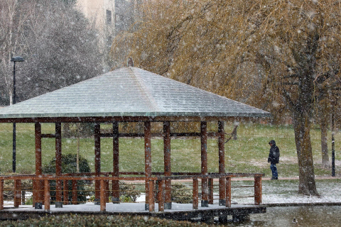 Imágenes de la nieve y el frío este lunes en Pamplona