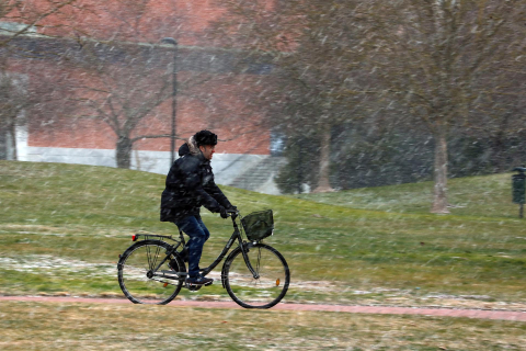 Imágenes de la nieve y el frío este lunes en Pamplona