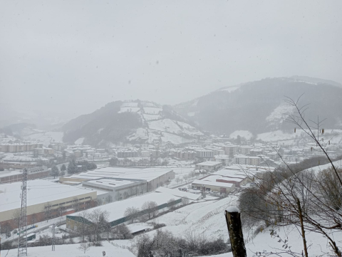 Fotos de la nevada de este lunes en Leitza. /