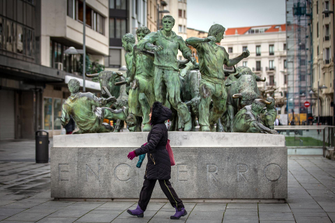 Imágenes de la nieve y el frío este lunes en Pamplona.