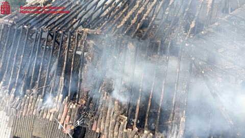 Fotos del incendio de una casa en Cortes en el barrio de la Estación