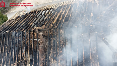 Fotos del incendio de una casa en Cortes en el barrio de la Estación