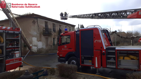 Fotos del incendio de una casa en Cortes en el barrio de la Estación