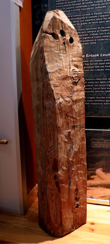 Entrega de una viga del Palacio de Navarra al Museo de la almadía de Burgi. El fragmento descendió hasta Caparroso y subió en carro a Pamplona.