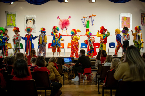 Sesión de circo en el colegio Sagrado Corazón