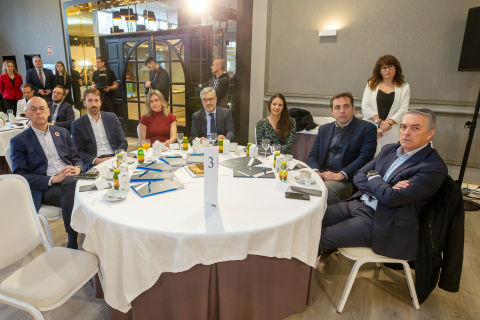 Desde la izquierda: Josean Yela (RR II de Eroski), Iokin Zuloaga (director cárnicas Grupo AN), Alicia Nicolás (directora comercial del Grupo La Información), Alfonso Manuel Sánchez González (director comercial Banca Privada en Caixabank Territorial Ebro), Sonia Martínez (socia Bestax), Diego Galilea (director general de ALINAR) y Jorge Moreno Virto (director general de Florette Ibérica).