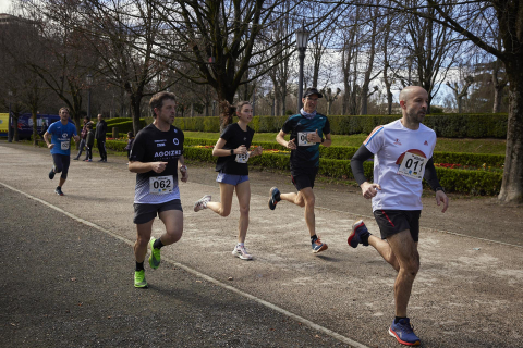 Fotos de la carrera solidaria en Pamplona organizada por la ONG Alboan.