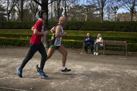 Fotos de la carrera solidaria en Pamplona organizada por la ONG Alboan.