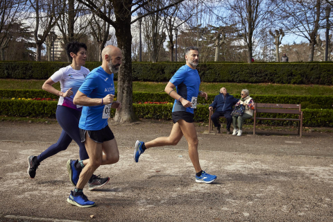 Fotos de la carrera solidaria en Pamplona organizada por la ONG Alboan.