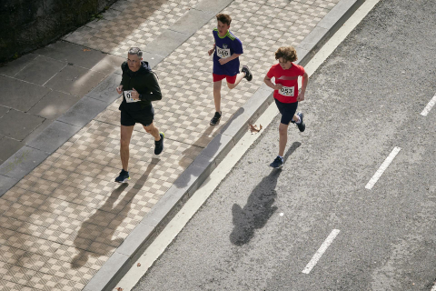 Fotos de la carrera solidaria en Pamplona organizada por la ONG Alboan.
