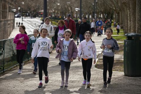 Fotos de la carrera solidaria en Pamplona organizada por la ONG Alboan.