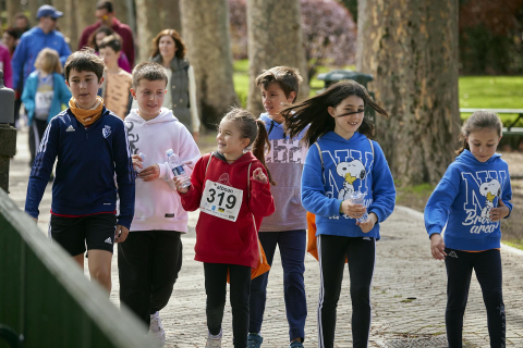 Fotos de la carrera solidaria en Pamplona organizada por la ONG Alboan.