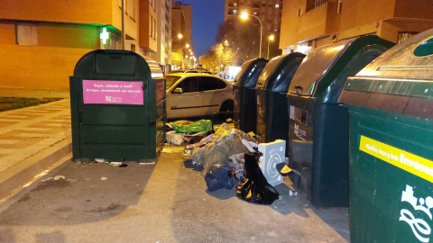 Una vecina de Etxabacoiz denuncia la presencia de basura fuera de los contenedores a la altura de Remiro de Goñi 34 y avenida Pamplona 39