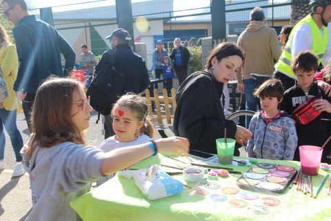 VARIOS NIÑOS DISFRUTAN DEL TALLER DE PINTA CARAS.
