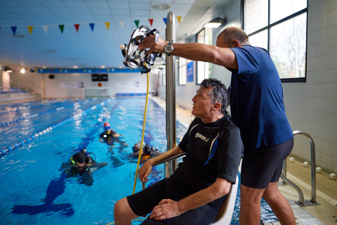 Fotos del programa de buceo para personas con discapacidad en el que colabora la UPNA.