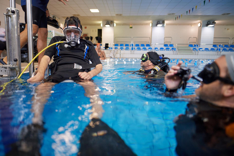 Fotos del programa de buceo para personas con discapacidad en el que colabora la UPNA.