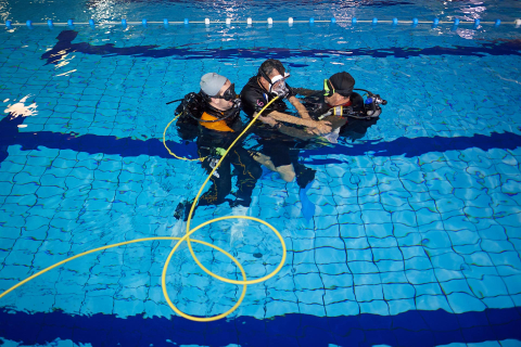 Fotos del programa de buceo para personas con discapacidad en el que colabora la UPNA.