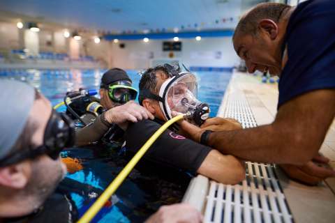 Fotos del programa de buceo para personas con discapacidad en el que colabora la UPNA.