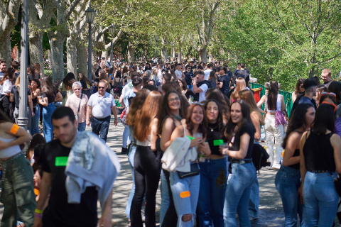 Miles de jóvenes disfrutan de un día soleado