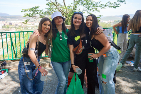 Miles de jóvenes disfrutan de un día soleado