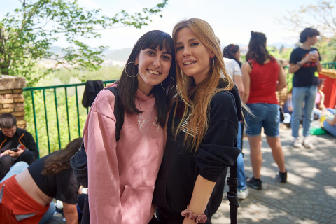 Miles de jóvenes disfrutan de un día soleado