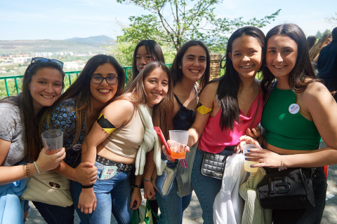 Miles de jóvenes disfrutan de un día soleado