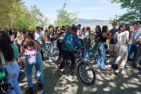 Miles de jóvenes disfrutan de un día soleado