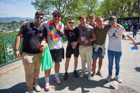 Miles de jóvenes disfrutan de un día soleado