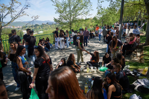 Miles de jóvenes disfrutan de un día soleado