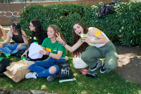 Miles de jóvenes disfrutan de un día soleado