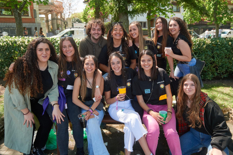 Miles de jóvenes disfrutan de un día soleado