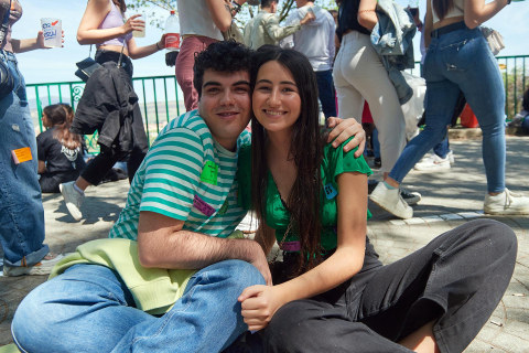 Miles de jóvenes disfrutan de un día soleado