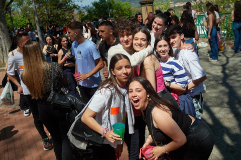 Miles de jóvenes disfrutan de un día soleado