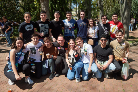Miles de jóvenes disfrutan de un día soleado
