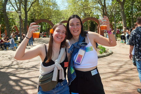 Miles de jóvenes disfrutan de un día soleado