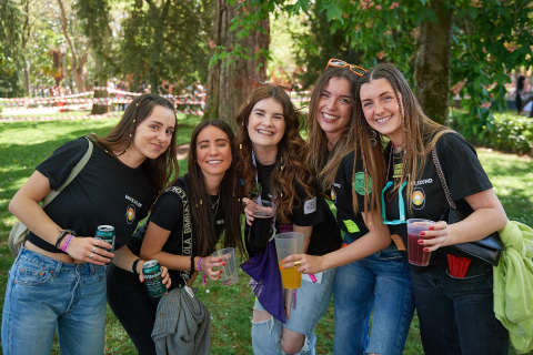 Miles de jóvenes disfrutan de un día soleado
